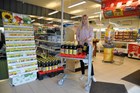 Butiksvogn med fjederbelastet hylde