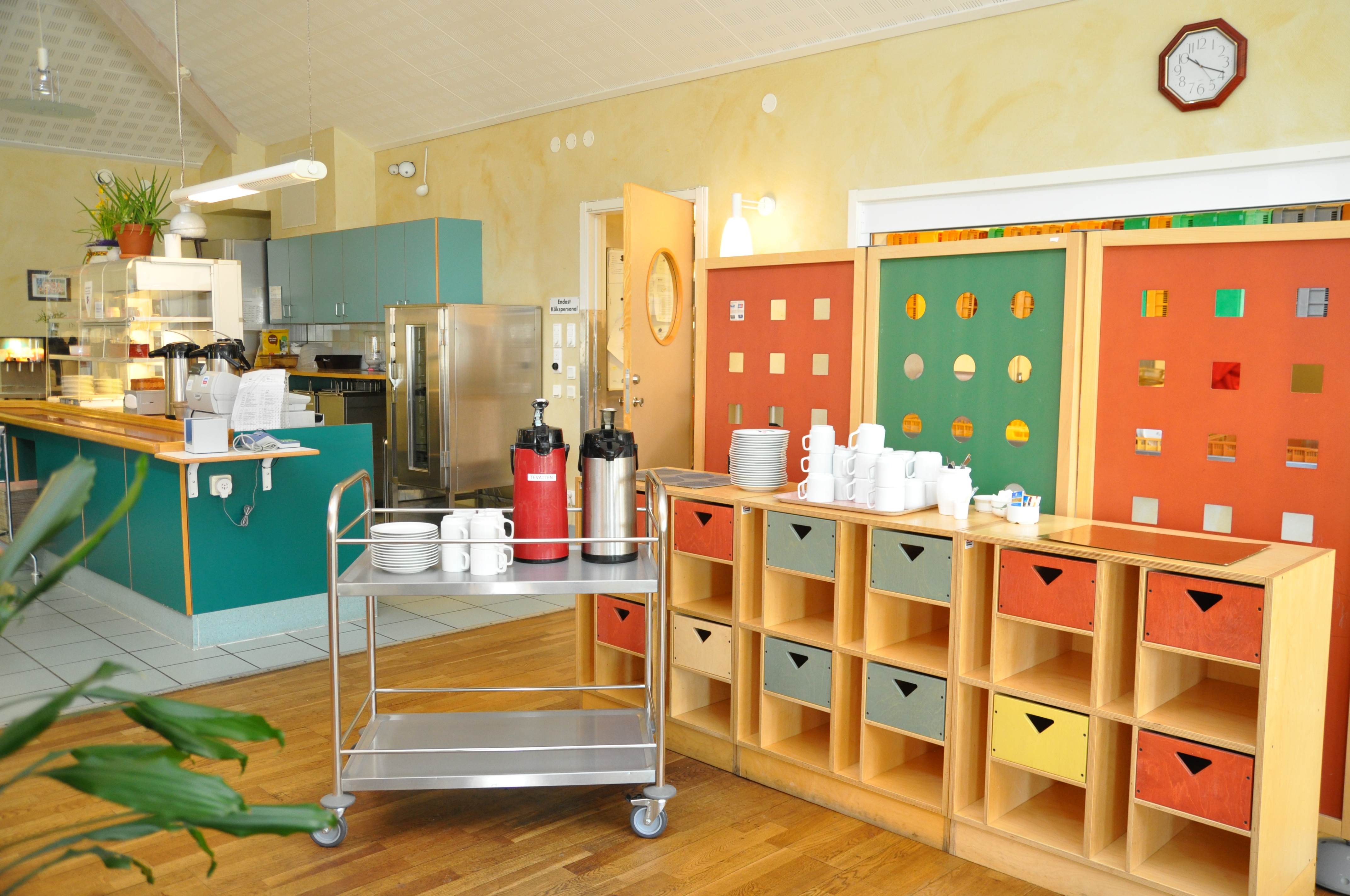 Rustfri serveringsvogn m 2 hylder og kanter