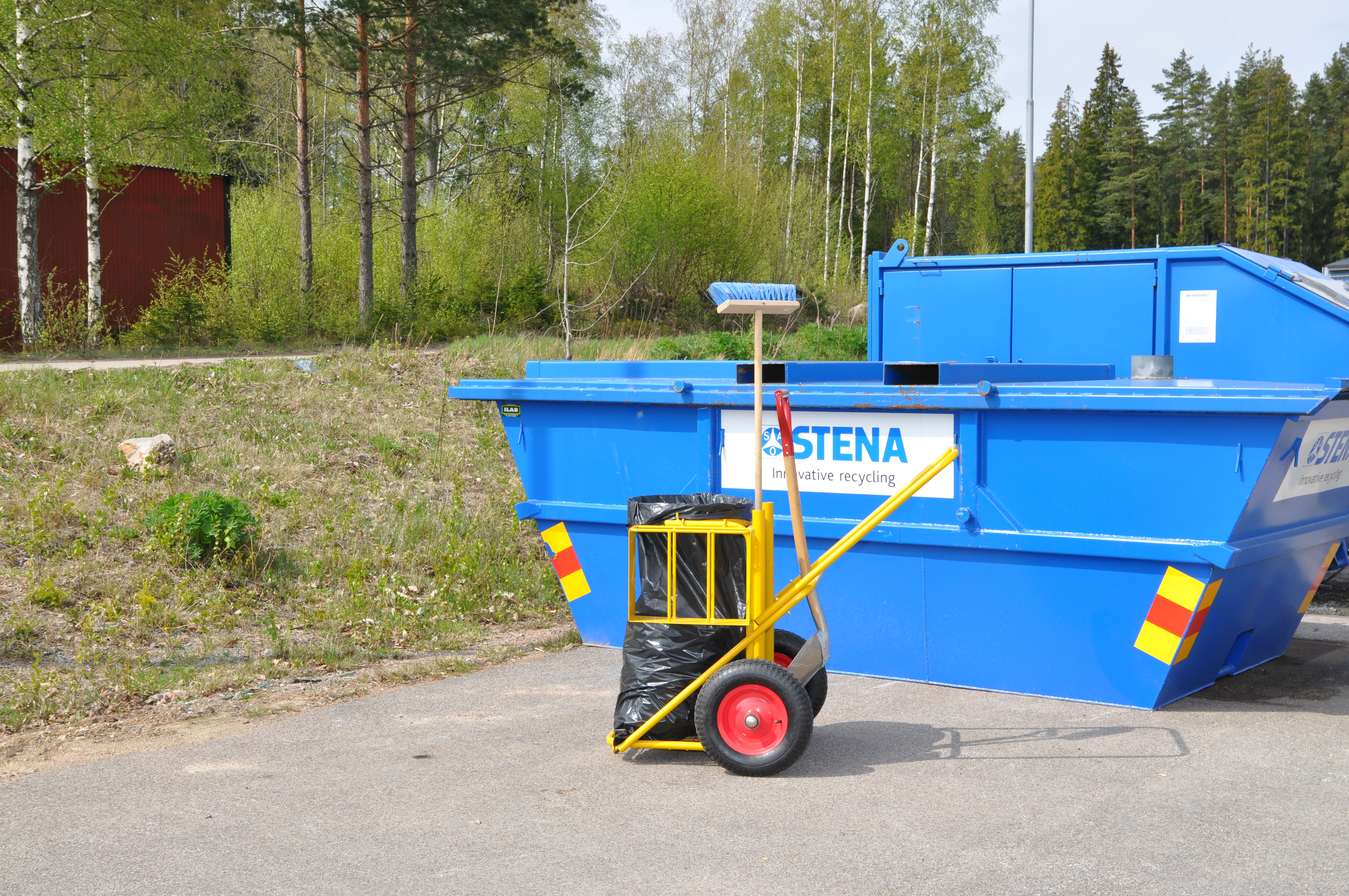 Affaldsvogn med redskabsholder og luft gummihjul