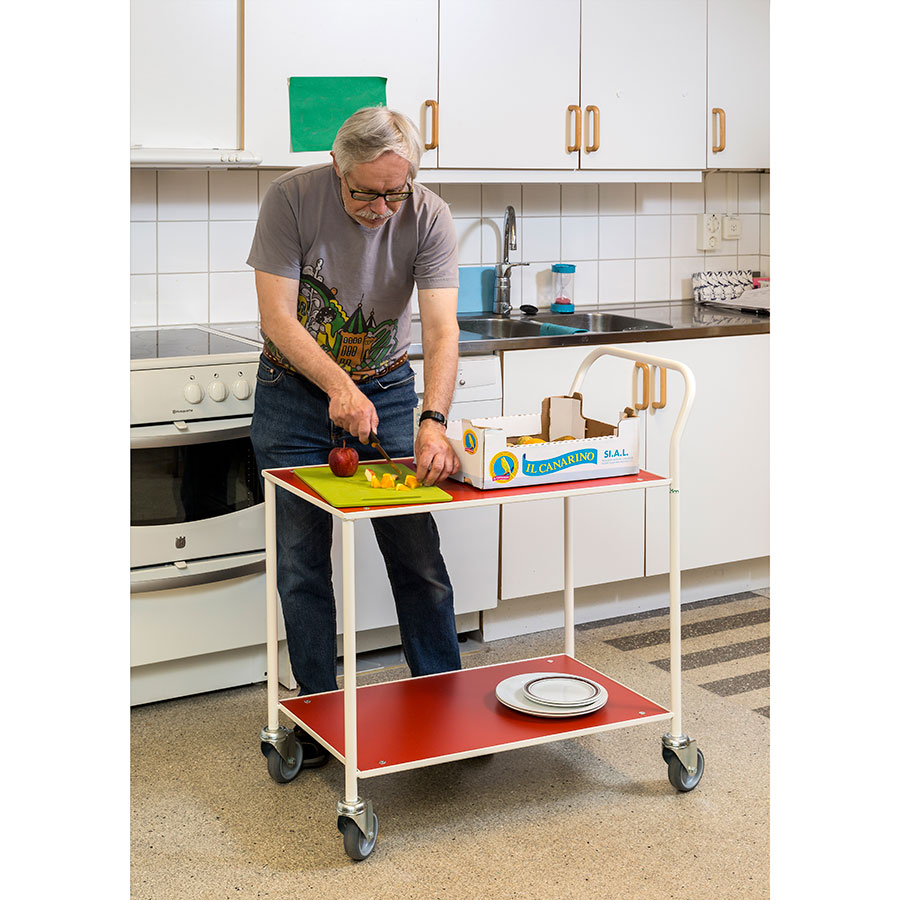 Kantinevogn med 2 røde hylder hvidt stel