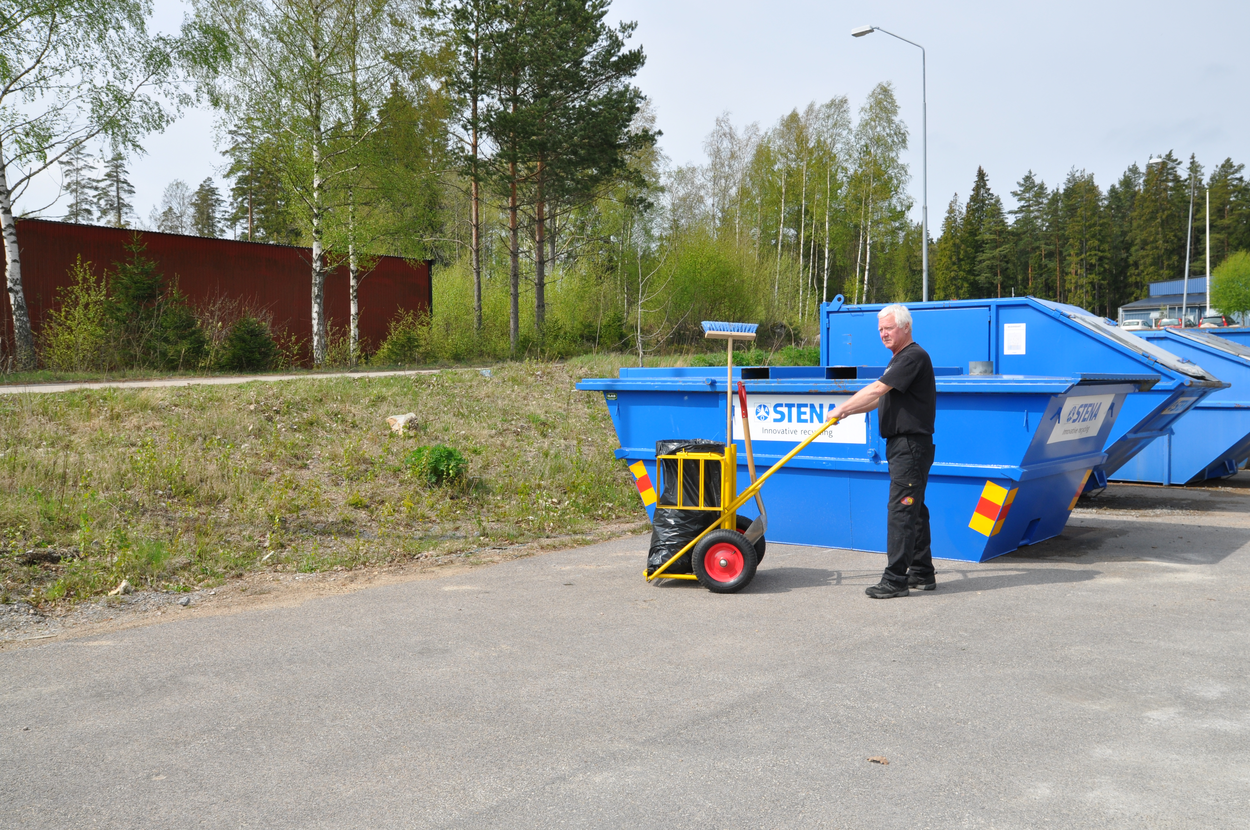 Affaldsvogn med redskabsholder og luft gummihjul